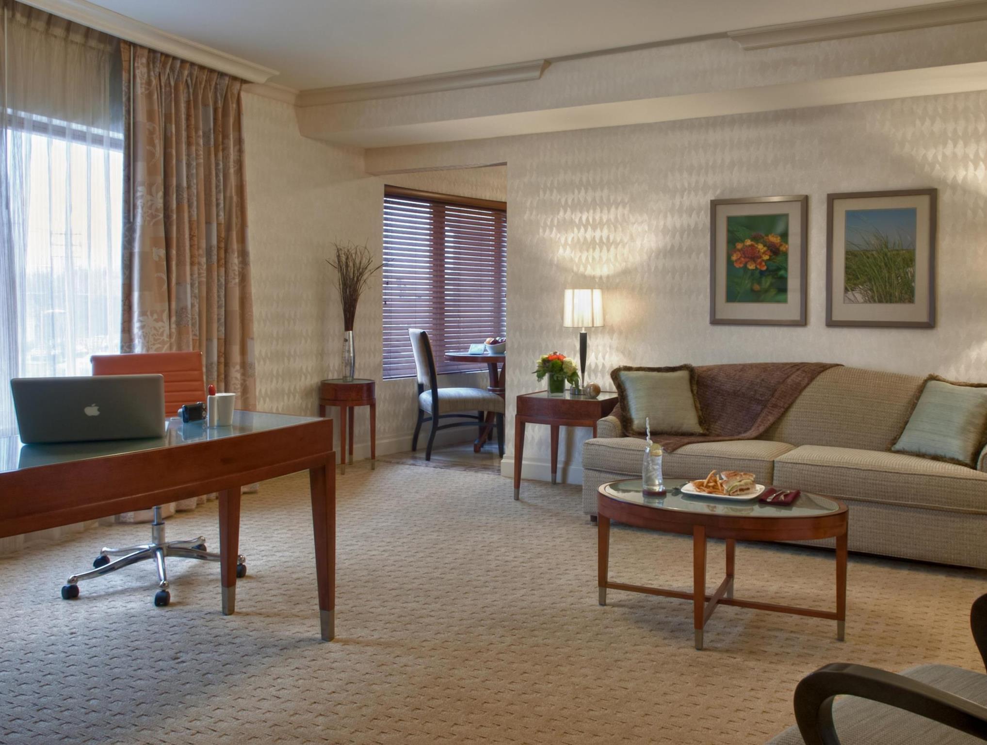 Viana Hotel And Spa, Trademark Collection By Wyndham Westbury Exterior foto